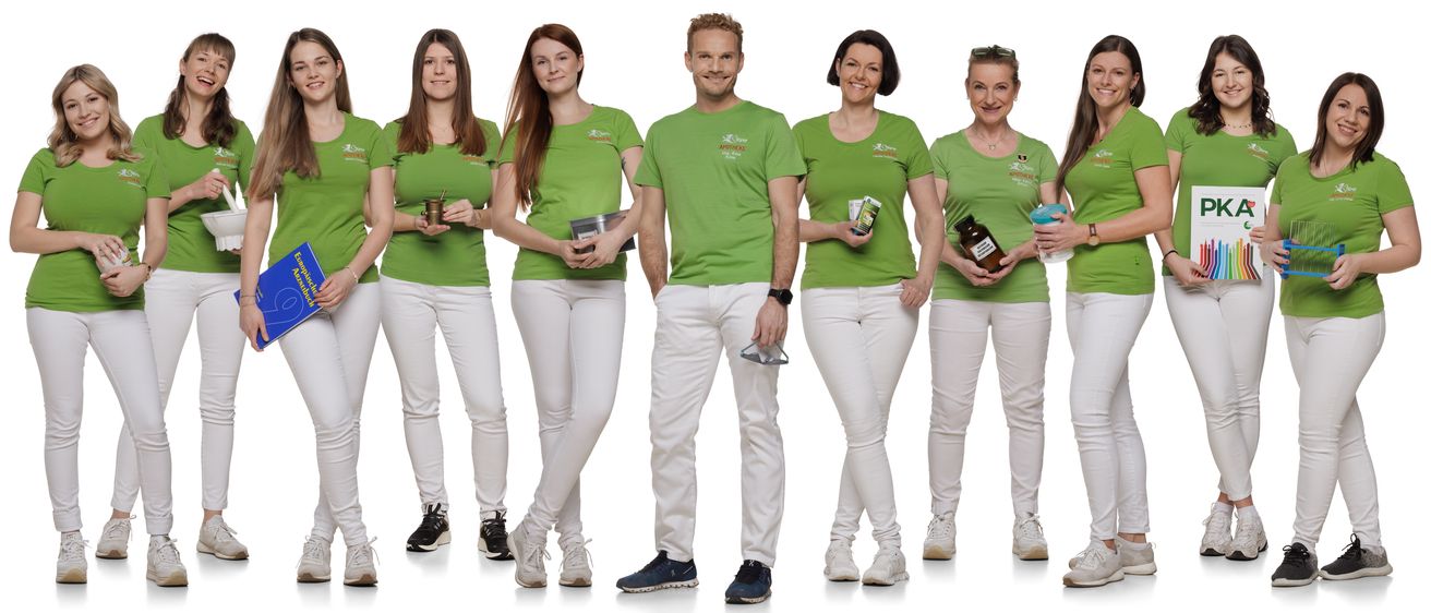 Bild enthält, People, Person, T-Shirt, Groupshot, Pants, Adult, Female, Woman, Male, Man