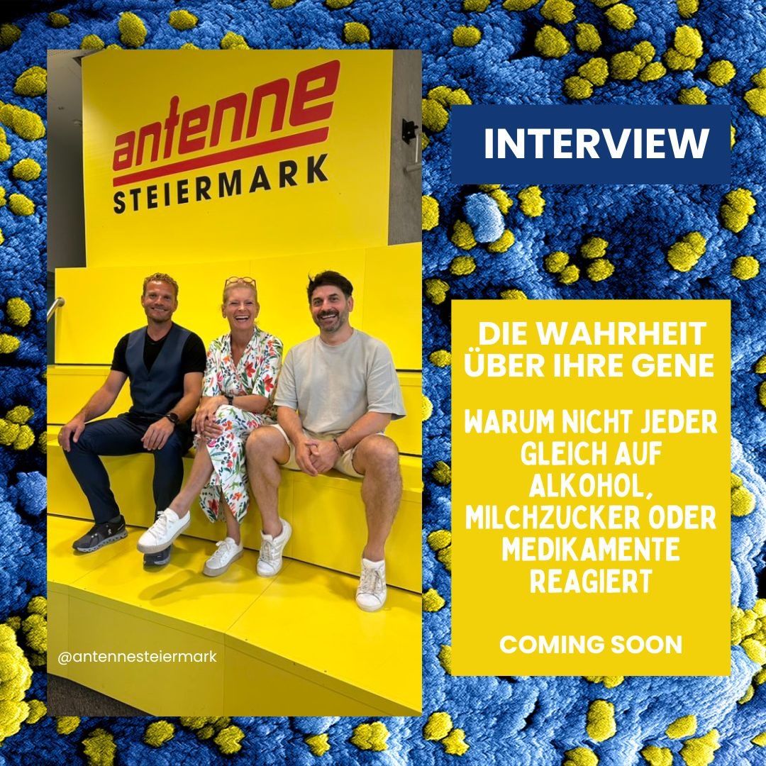 Drei Personen sitzen auf einer gelben Bank vor einer gelben Wand mit 'Antenne Steiermark'. Einer trägt eine Weste, ein anderer ein Blumenmuster und der dritte ein weißes T-Shirt. Der Text 'Interview' und 'Coming Soon' erscheint auf einem blauen Hintergrund.