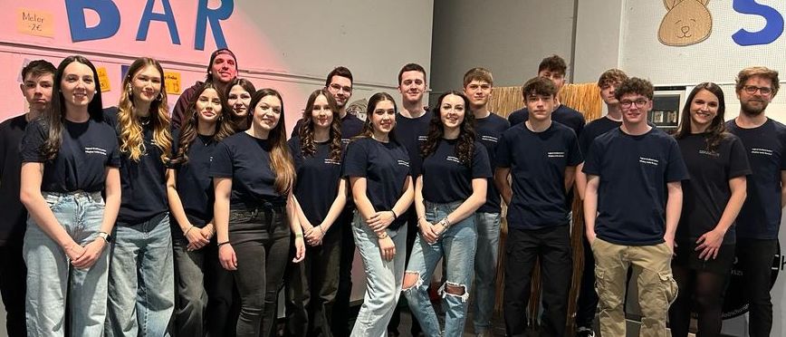 Bild enthält, Groupshot, Person, Adult, Female, Woman, Jeans, Boy, Male, Teen, Shoe