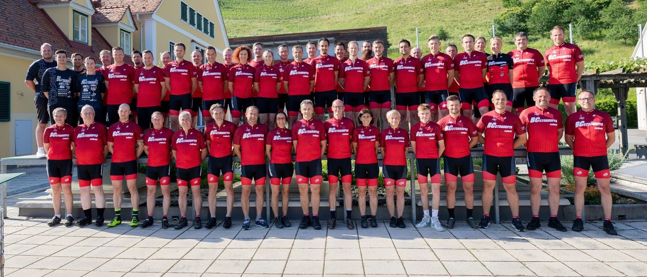 Bild enthält, People, Person, Groupshot, Clothing, T-Shirt, Shorts, Footwear, Shoe, Team