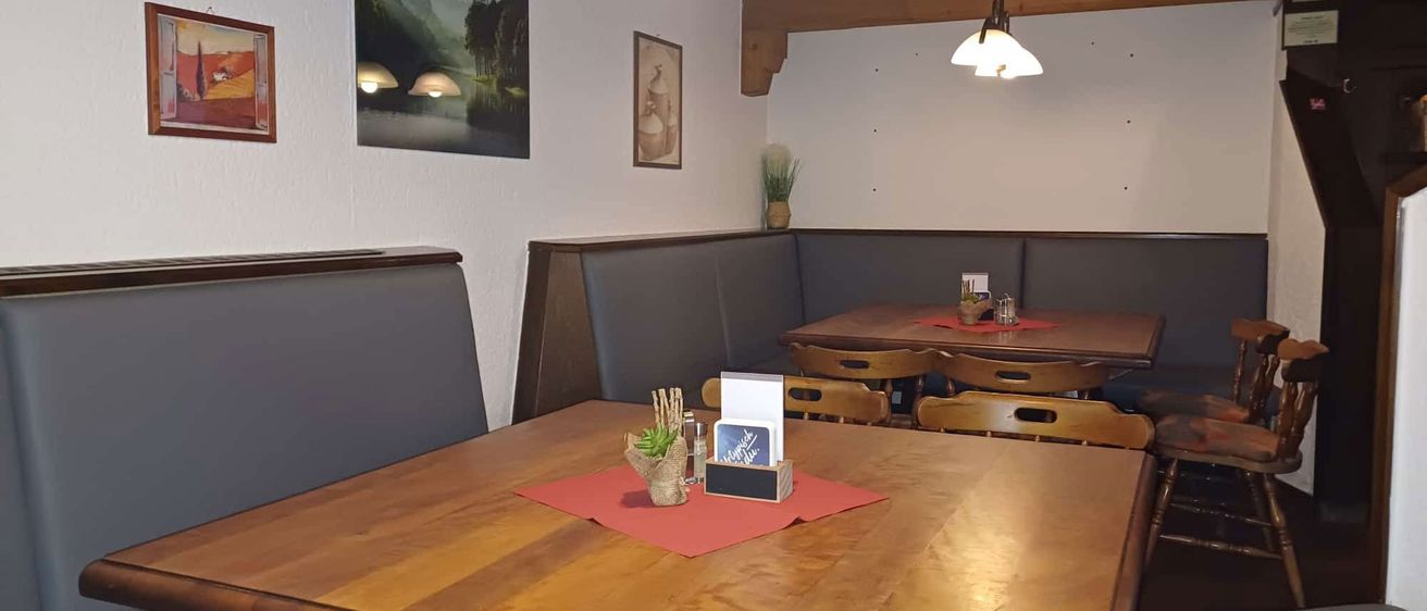 Bild enthält, Furniture, Table, Tabletop, Wood, Indoors, Interior Design, Dining Room, Dining Table, Hardwood, Stained Wood