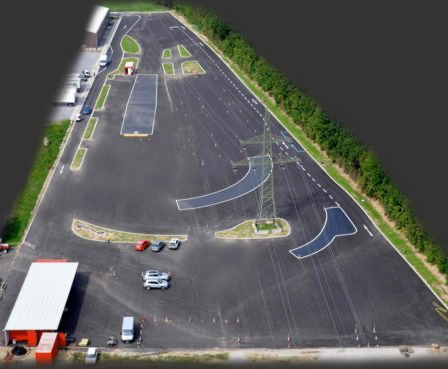 Bild enthält, Runway, Airport, Road, Airfield, Transportation, Truck, Vehicle, Car