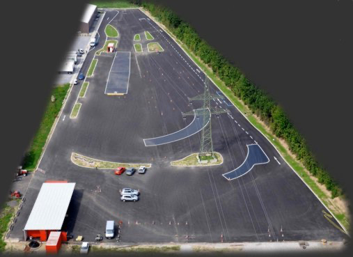 Bild enthält, Runway, Airport, Road, Airfield, Transportation, Truck, Vehicle, Car