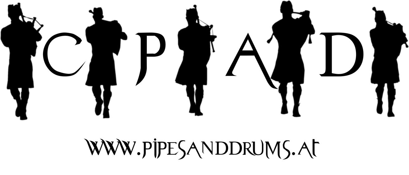 Drei silhouettierte Figuren spielen Dudelsack und Trommeln. Die Buchstaben P und A in der Mitte, darunter 'www.pipesanddrums.'