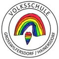 Ein farbenfrohes Logo für die Volksschule Grosswilfersdorf/Haindorf, das einen Regenbogen, ein Herz und den Text in einem Kreis zeigt.