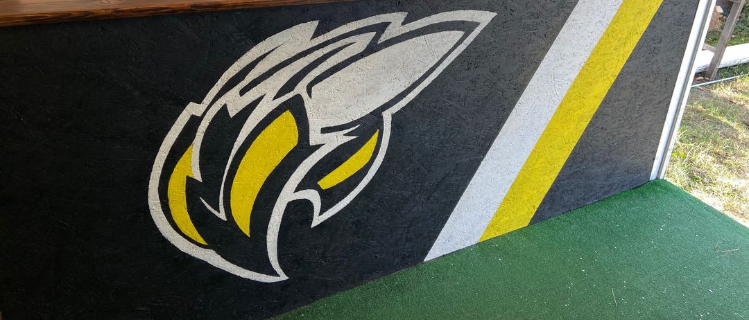 Bild enthält, Furniture, Table, Reception, Market, Indoors, Box, Tape, Desk