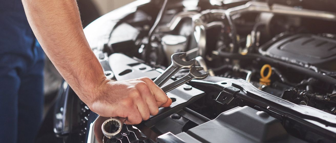 Bild enthält, Adult, Male, Man, Person, Car, Transportation, Vehicle, Gun, Weapon, Machine