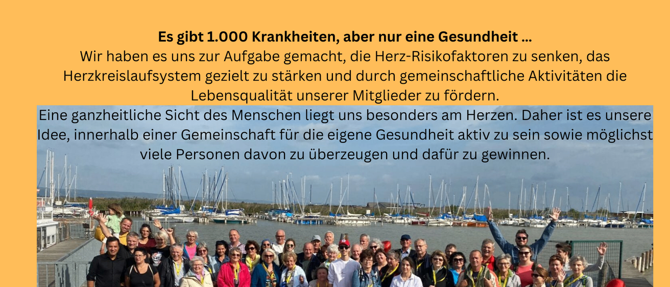 Eine große Gruppe von Menschen steht am Wasser. Ein gelbes Banner mit schwarzem Text im oberen Bereich des Bildes lautet 'Es gibt 1.000 Krankheiten, aber nur eine Gesundheit.'