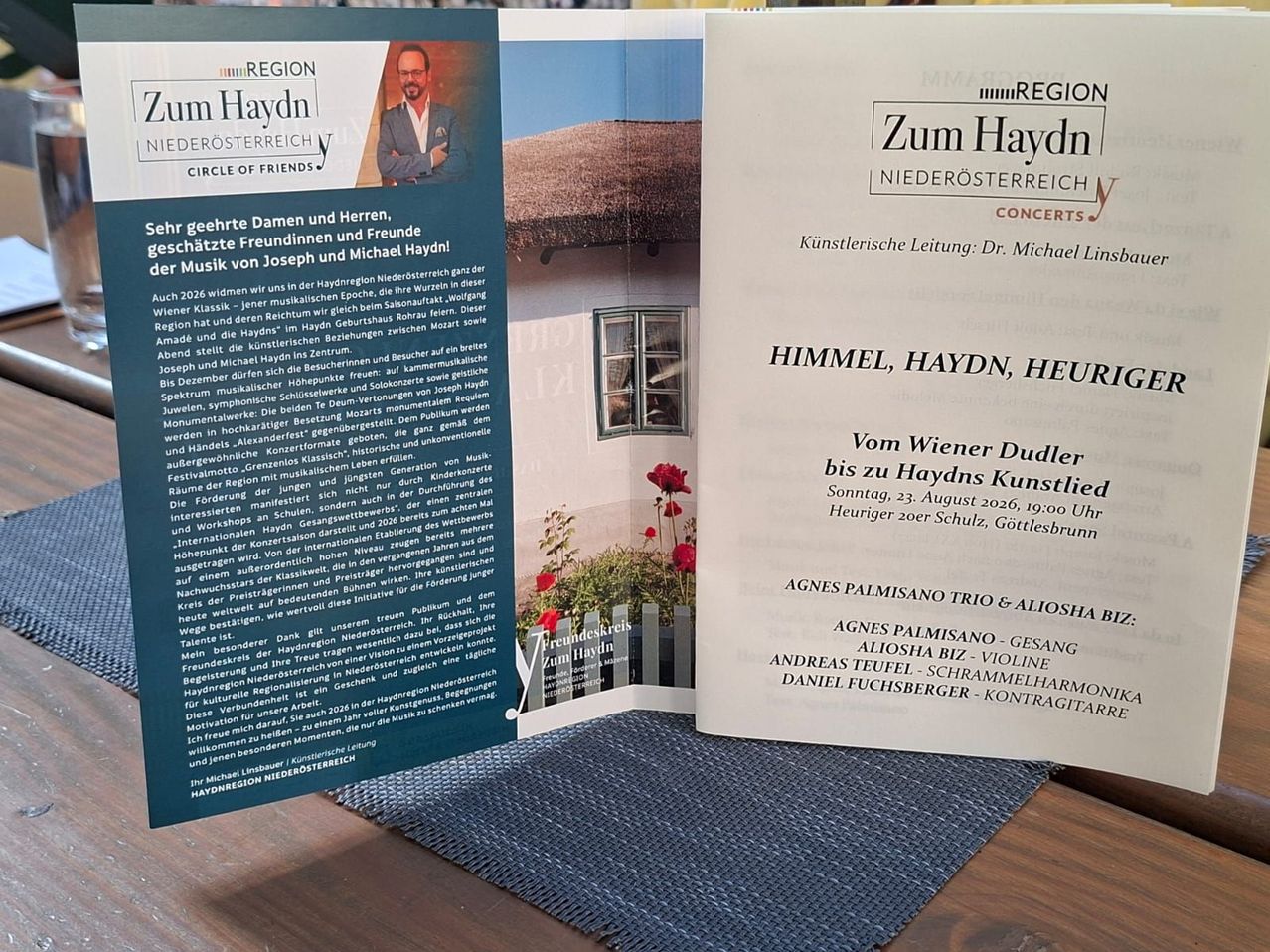 Ein Prospekt für eine Musikveranstaltung mit dem Titel 'Zum Haydn' mit einem Bild eines Mannes und eines Hauses. Der Text ist auf Deutsch und enthält Details über die Veranstaltung, die Künstler und den Ort.