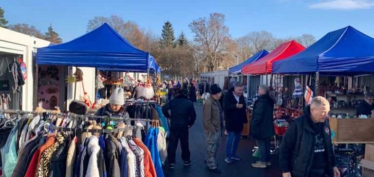 Bild enthält, Adult, Male, Man, Person, Market, Dog, Urban, Wheel, People, Woman