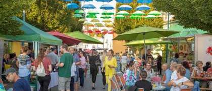 Bild enthält, Indoors, Restaurant, Food Court, City, Street, Adult, Male, Man, Person, Handbag