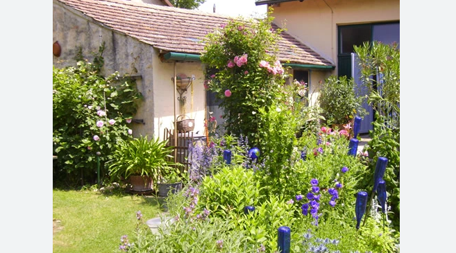 Bild enthält, Cottage, Garden, Nature, Outdoors, Backyard, Yard, Interior Design, Plant, Villa, Flower