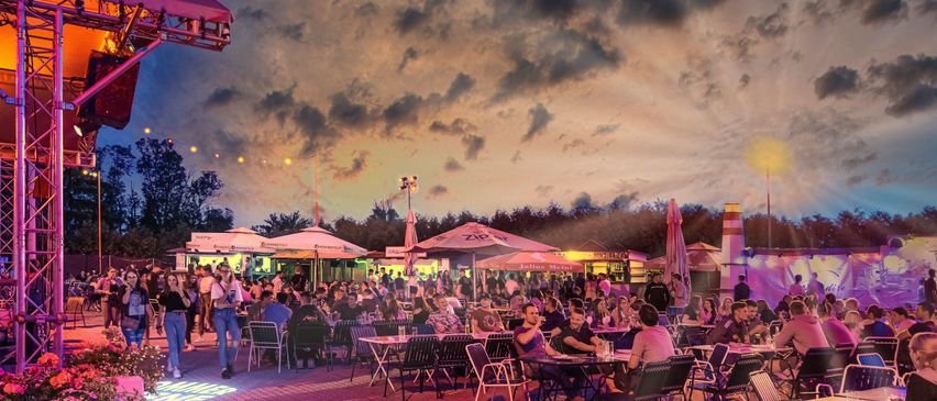 Bild enthält, Urban, Concert, Person, Indoors, Restaurant, City, Chair, Furniture, Night Life, Fun