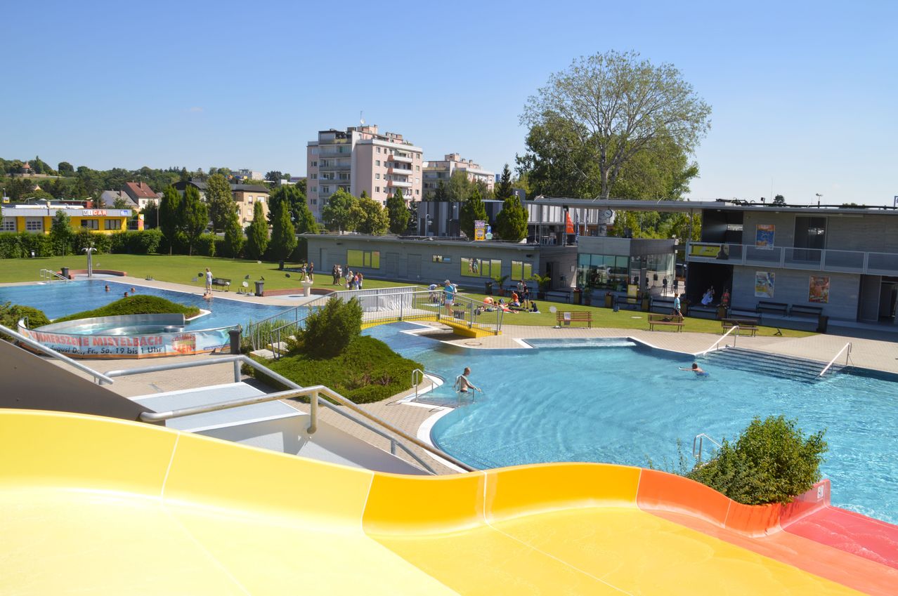 Bild enthält, Hotel, Resort, Summer, Pool, Water, Bench, Swimming Pool, Person, Flag, Hat