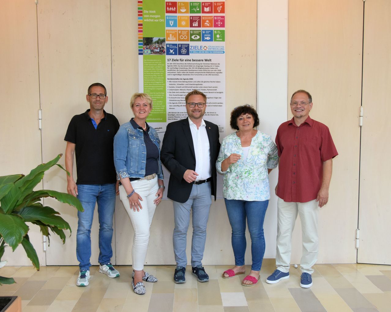 Bild enthält, Pants, Jeans, Floor, Flooring, Groupshot, Person, Adult, Male, Man, Shoe