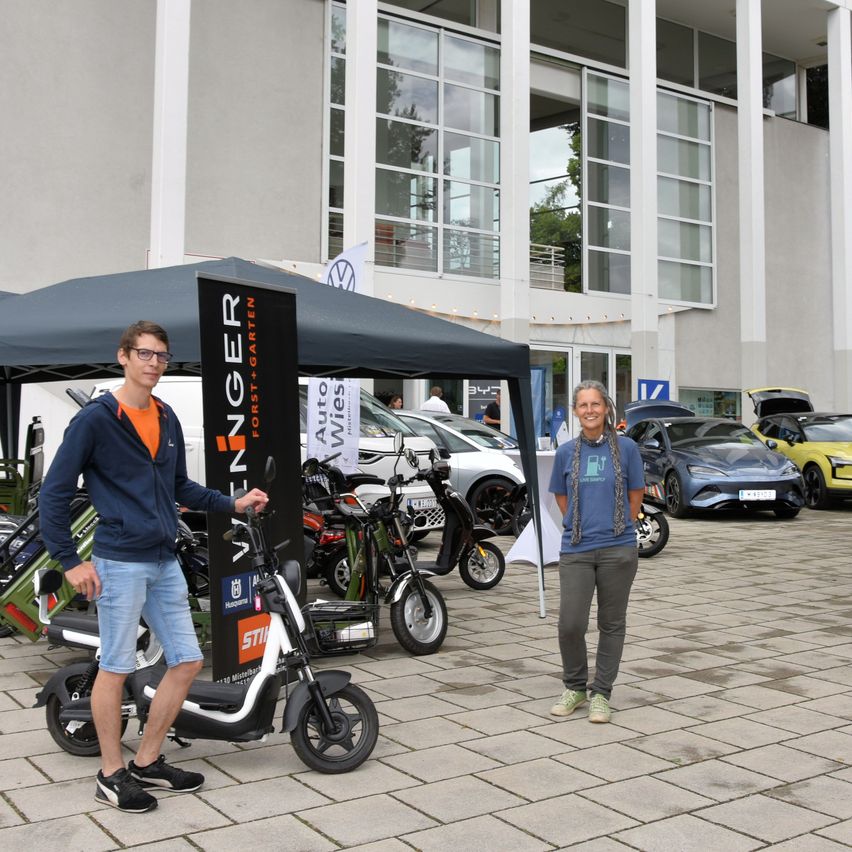 Bild enthält, Person, Adult, Male, Man, Wheel, Shoe, Car, Glasses, Motorcycle, E-scooter