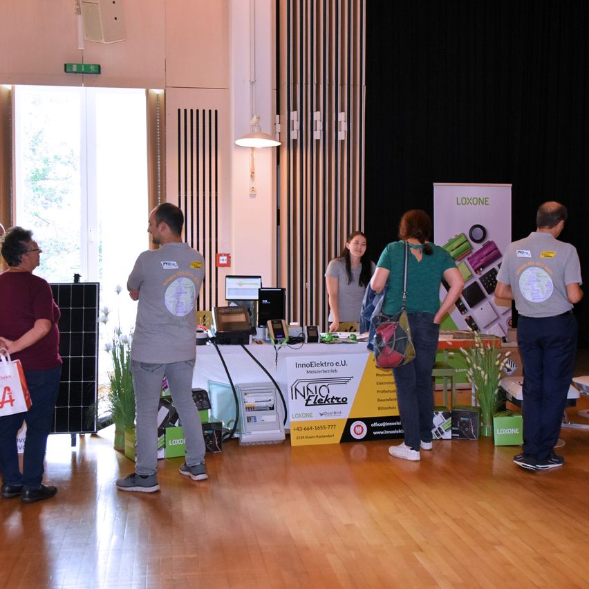 Bild enthält, Floor, Flooring, Wood, Hardwood, Adult, Male, Man, Person, Handbag, Plywood
