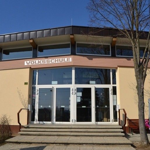 Bild enthält, Door, Architecture, Building, Housing, Bench, Furniture, House, Person