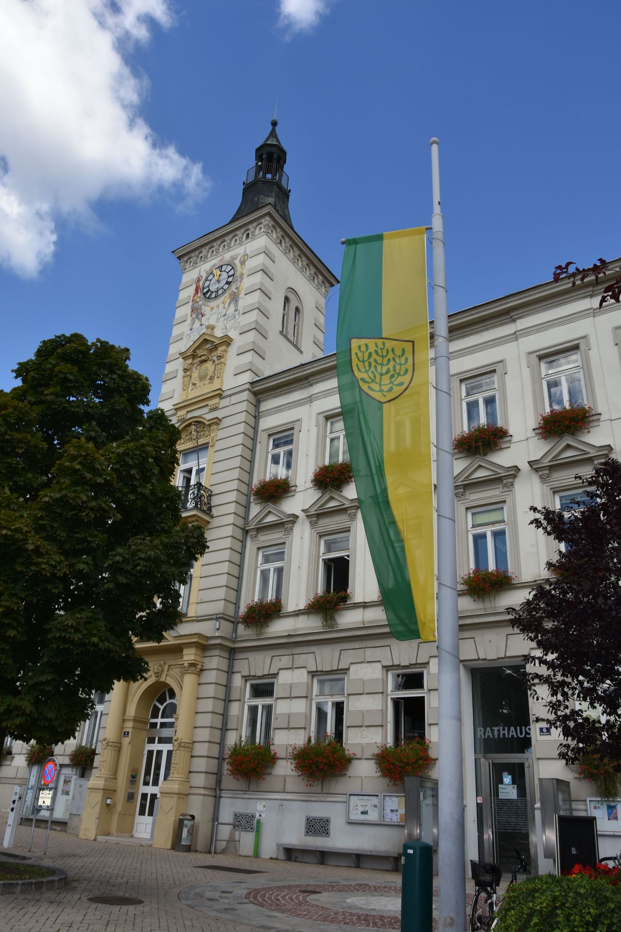 Bild enthält, Architecture, Building, Clock Tower, Tower, Machine, Wheel, Bicycle, Transportation, Vehicle, Flag