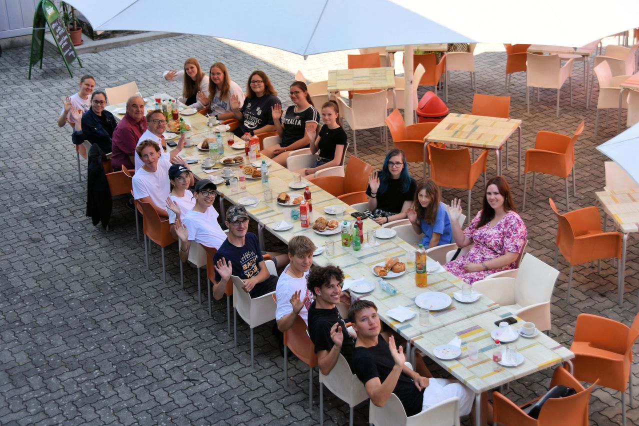 Bild enthält, Indoors, Restaurant, Cafeteria, Food Court, Adult, Female, Person, Woman, Cafe, Chair