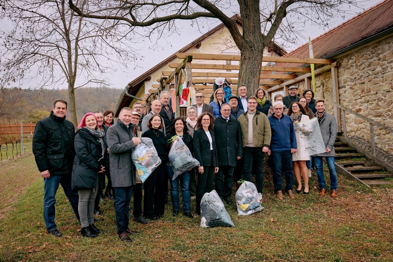 Bild enthält, Pants, Shelter, Groupshot, Person, Coat, People, Jacket, Adult, Male, Man