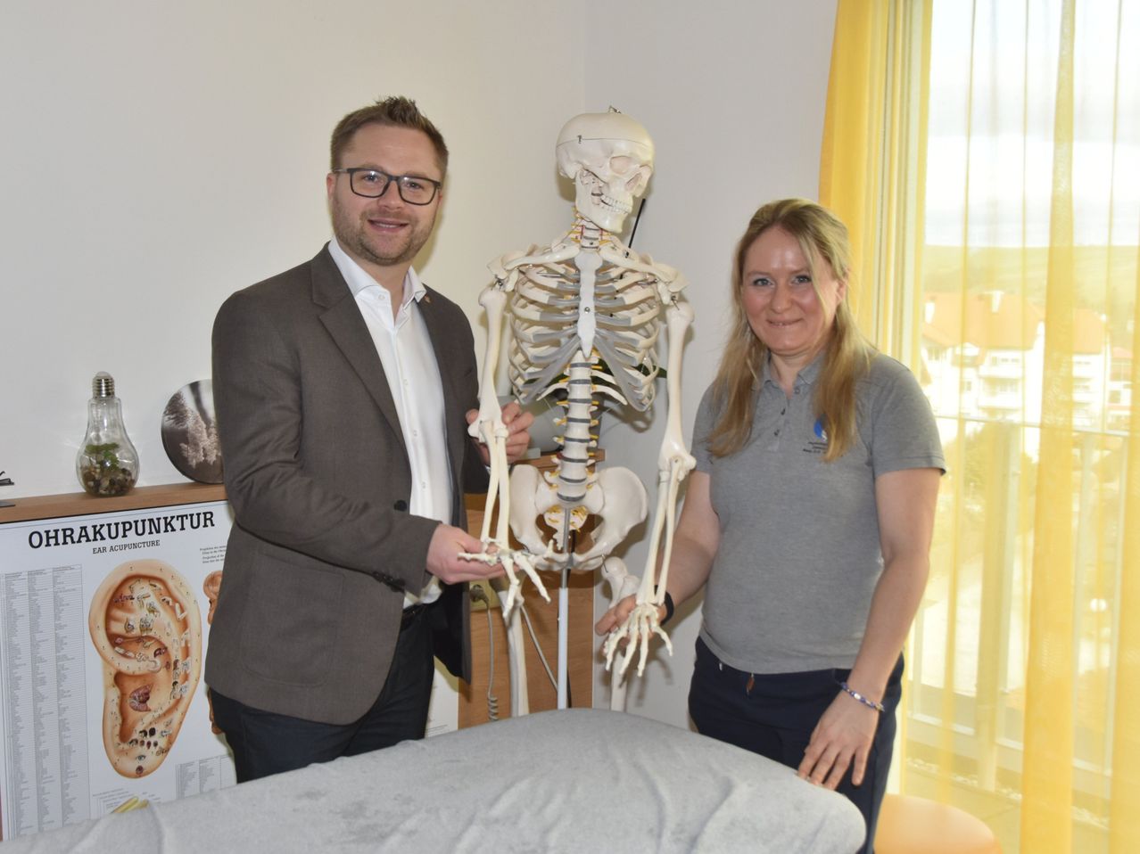 Bild enthält, Adult, Female, Person, Woman, Male, Man, Face, Head, Skeleton, Glasses