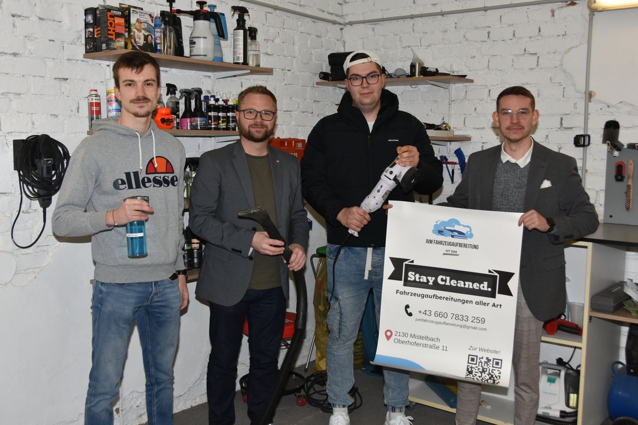 Bild enthält, Pants, Jeans, Shelf, Adult, Male, Man, Person, Hat, Coat, Jacket