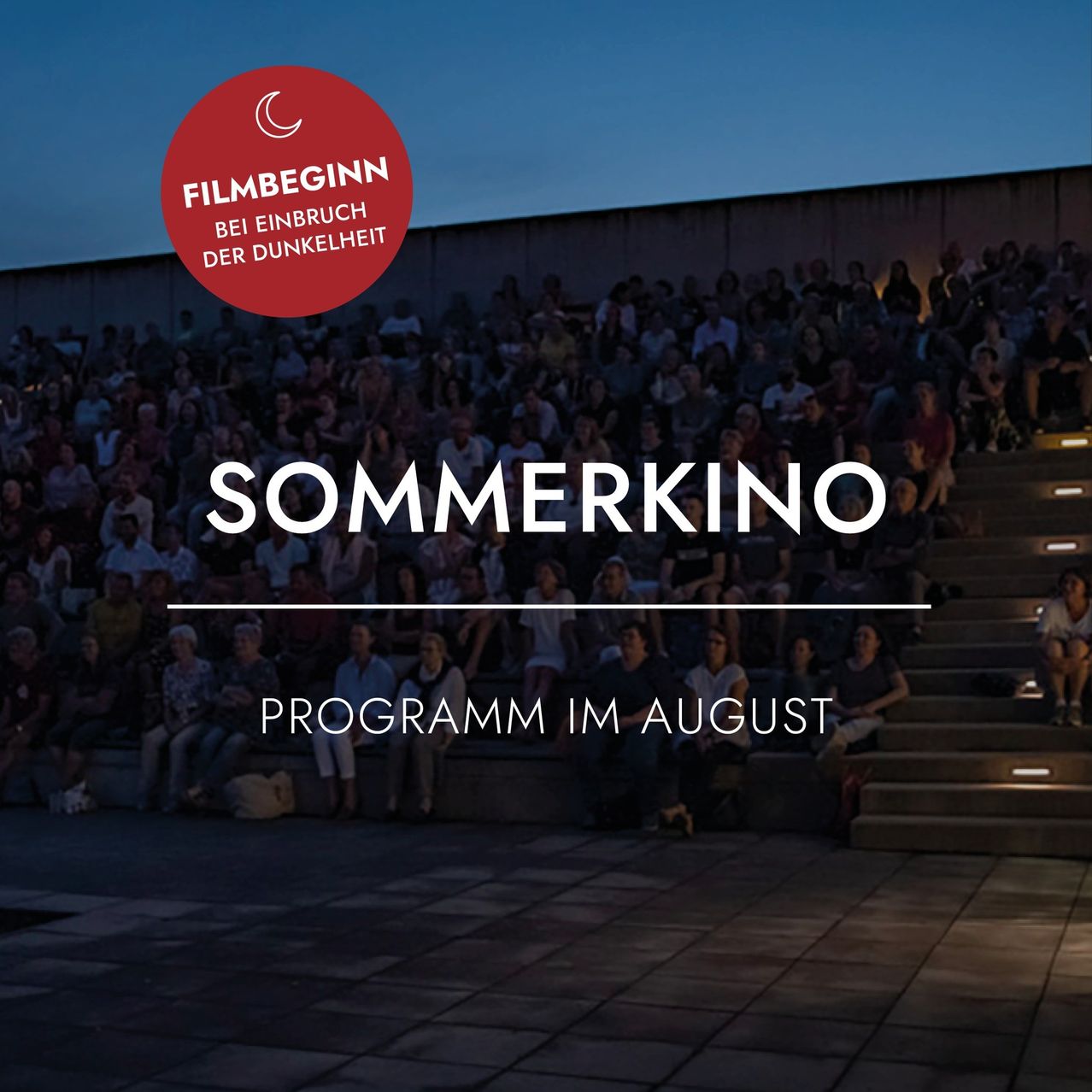 Ein Werbebild für Sommerkino zeigt ein großes Publikum in einem dunklen Open-Air-Kino, mit Textüberlagerungen, die Filmstartzeiten und August-Programmierung anzeigen.