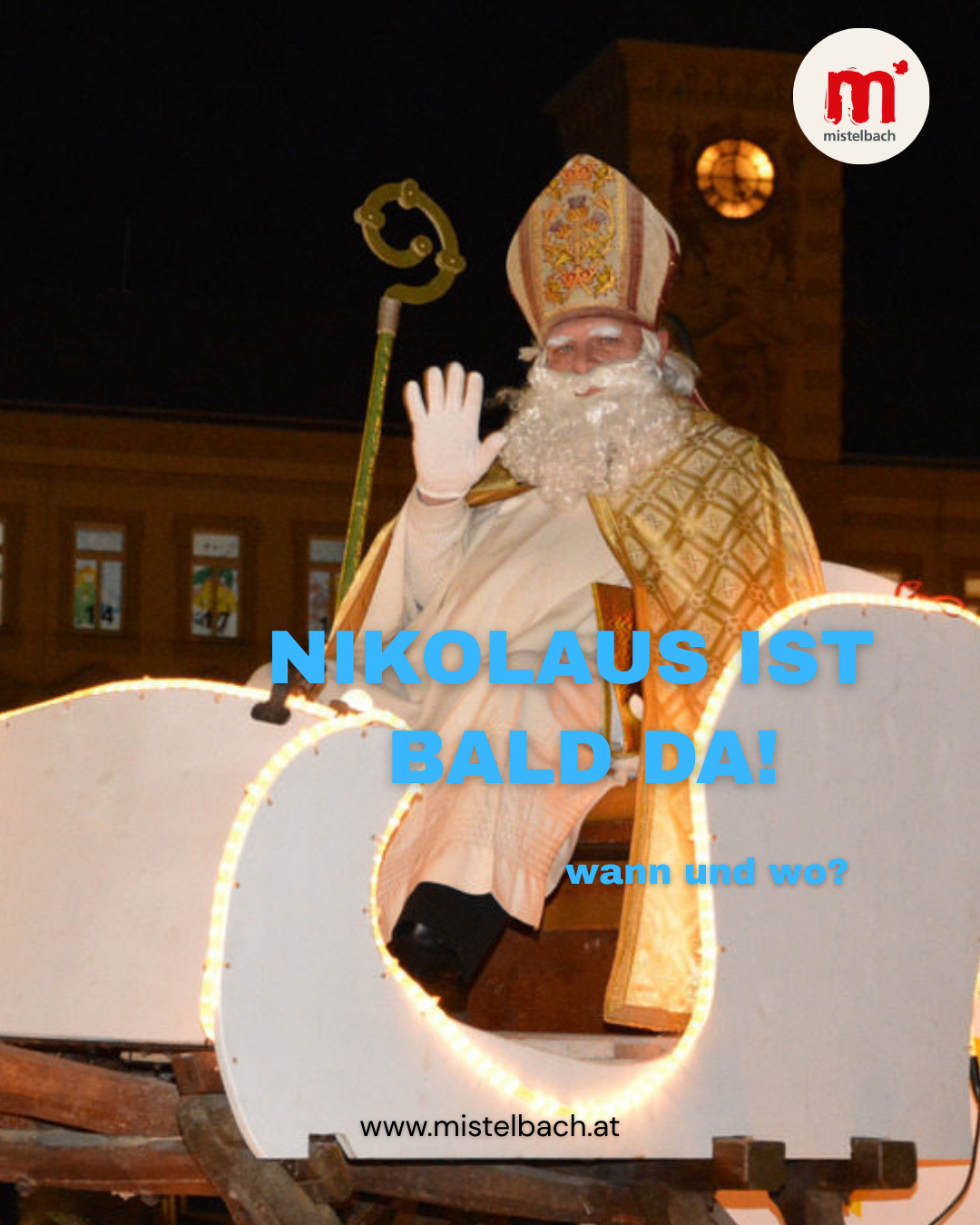 Ein Mann, der als Sankt Nikolaus verkleidet ist, winkt der Menge zu, während er in einem von Lichtern erleuchteten Schlitten sitzt. Die Textüberlagerung lautet 'NIKOLAUS IST BALD DA!' und 'wann und wo?' Im Hintergrund ist ein Gebäude mit einem Uhrturm zu sehen.