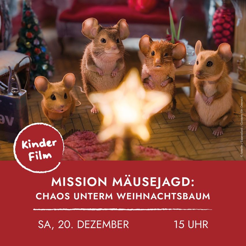 Ein Poster bewirbt einen Kinderfilm mit dem Titel 'Mission Mausejagd: Chaos unter dem Weihnachtsbaum'. Vier Mäuse stehen um einen Weihnachtsbaum mit einem Stern auf dem Boden.