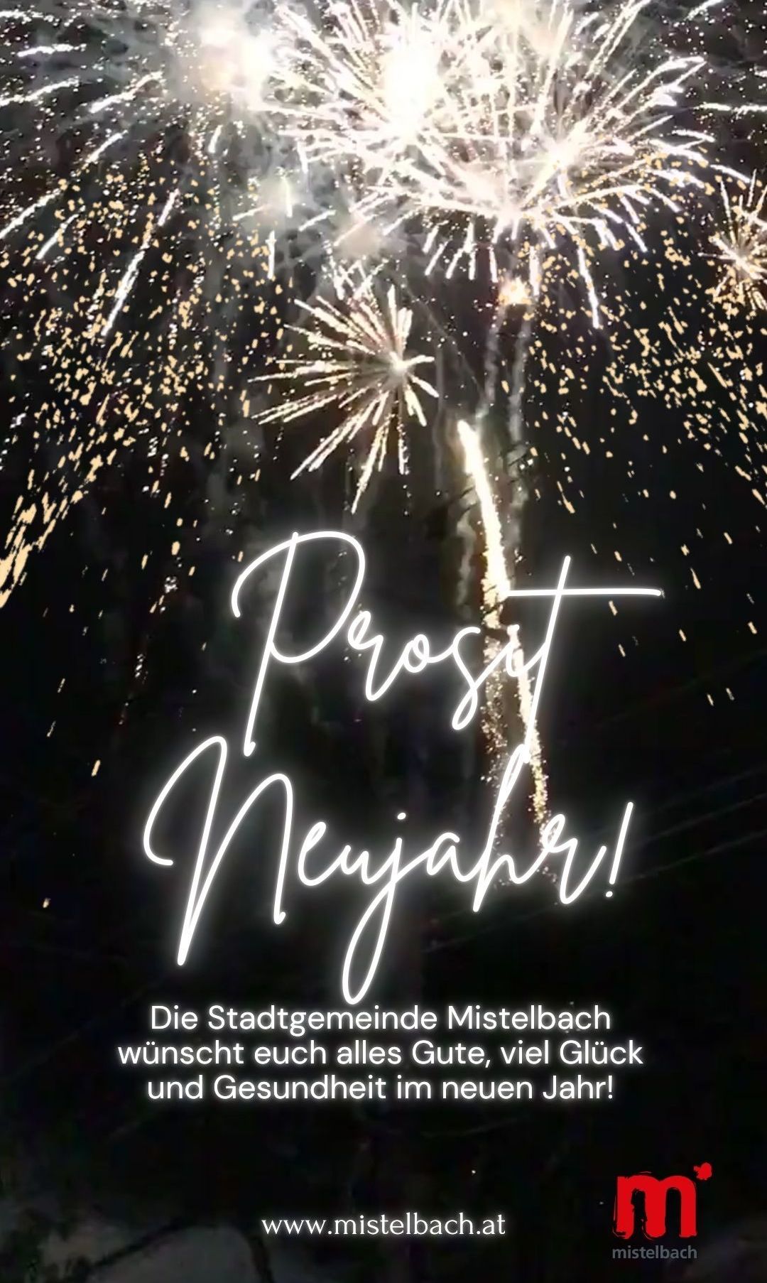 Ein nächtliches Feuerwerk mit 'Prost Neujahr!' in Weiß, gesponsert von der Stadtgemeinde Mistelbach.