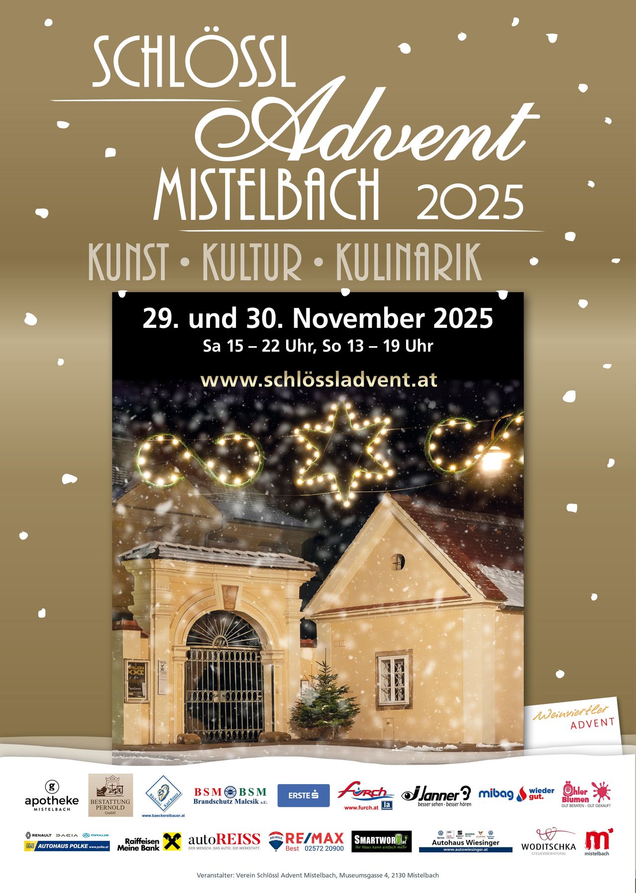 Ein Werbeplakat für das Advent Mistelbach 2025-Event zeigt ein Haus mit einem Weihnachtsbaum, einem geschlossenen Tor und Lichtern im Hintergrund. Das Event findet am 29. und 30. November 2025 statt.