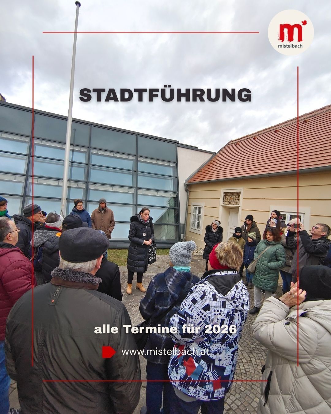 Ein Stadtführer in Wintermänteln spricht zu einer Gruppe von Menschen vor einem modernen Gebäude mit Glasfenstern. Das Bild enthält auch eine Website-Adresse und eine Liste aller Termine für 2026.