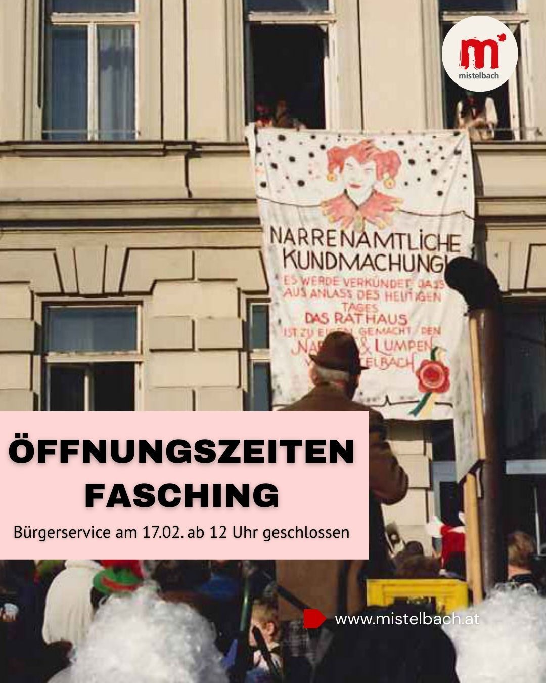 Ein Mann steht unter einem Banner mit der Aufschrift 'Narrenamtliche Kundmachung' vor einem Gebäude. Er trägt einen Hut und einen Mantel. Unten versammelt sich eine Menschenmenge, wobei einige Personen durch die Fenster zu sehen sind. Der Text 'Öffnungszeiten Fasching' und 'Bürgerservice am 17.02. ab 12 Uhr geschlossen' ist überlagert.