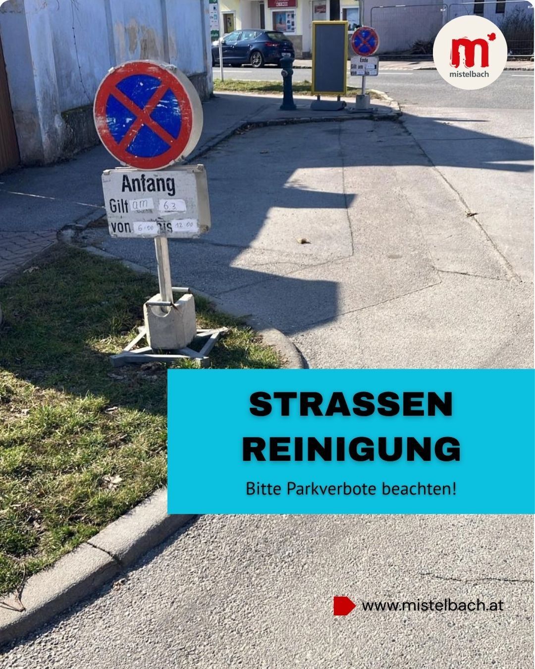 Schild zur Straßenreinigung am Gehweg mit der Aufschrift "STRASSEN REINIGUNG" und "Bitte Parkverbote beachten!". Darüber befindet sich ein Parkverbotsschild.