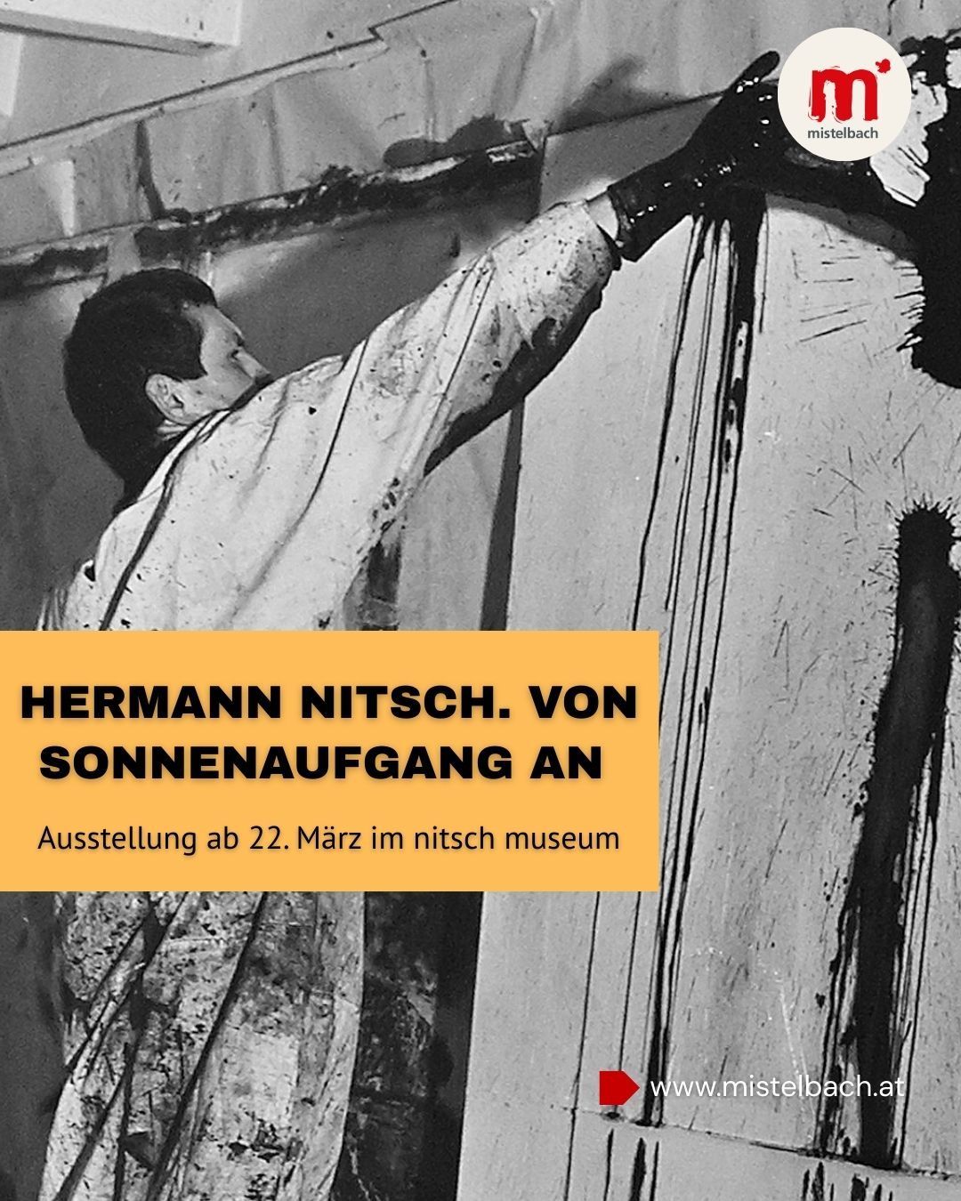 Ein Schwarz-Weiß-Foto eines Mannes, der eine Wand mit schwarzer Farbe bemalt. Der Text lautet Hermann Nitsch. Von Sonnenaufgang an. Ausstellung am 22. März im Nitsch Museum.