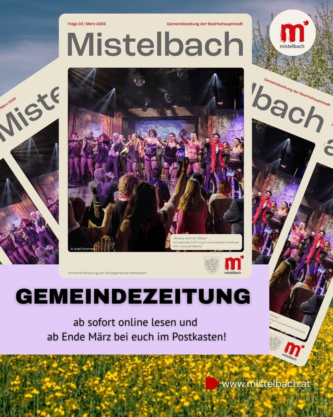 Die Mistelbach Gemeindezeitung mit einem Bild einer Gruppe auf der Bühne. Die Zeitung kann sofort online gelesen werden und kommt bis Ende März in die Briefkästen.