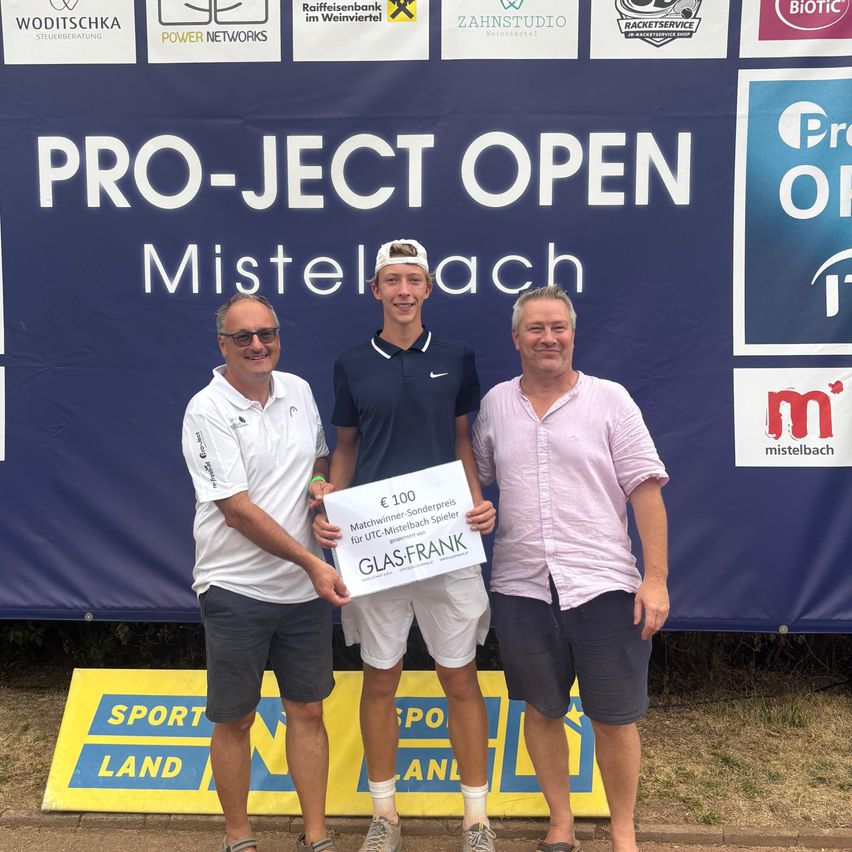 Three men stand in front of a banner with 'PROJECT OPEN Mistellebach'. The middle man holds a sign with '100 Euro Matchwinner-Sonderpreis für UTC-Mistellebach Spieler' and 'GLASFRANK'. The men are smiling.