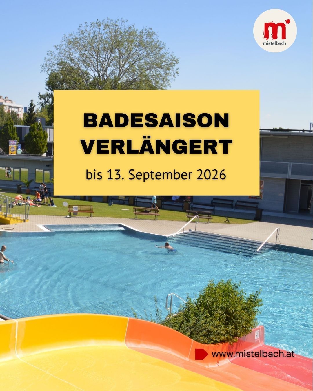Ein Freibad mit einer Rutsche und Menschen, die schwimmen und entspannen. Ein Schild steht 'Badesaison verlängert bis 13. September 2026'.