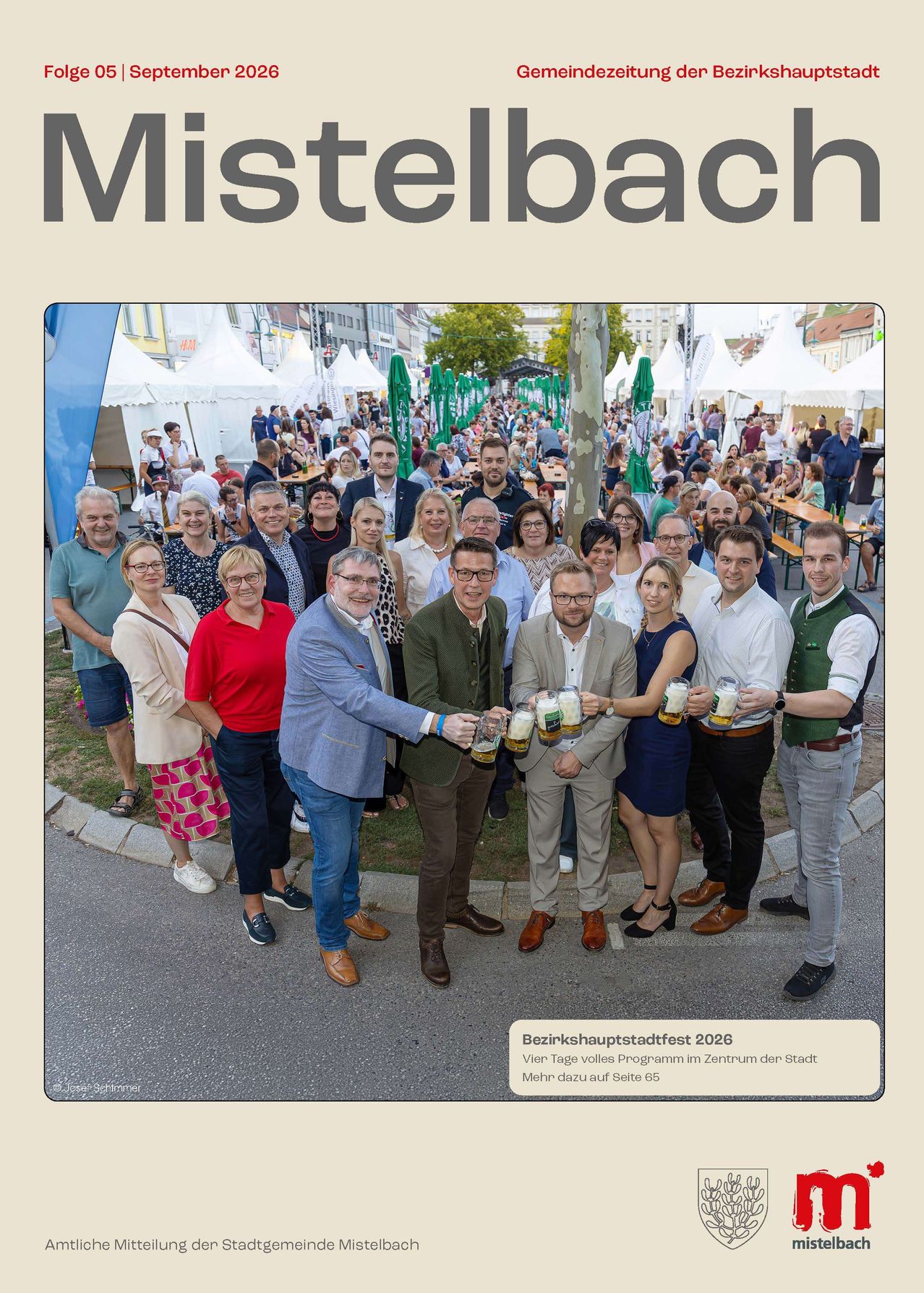 Eine Gruppe von Menschen, die Biergläser halten, bei einer Veranstaltung im Freien, mit einer Menschenmenge im Hintergrund, Zelten und einem Baum. Das Bild hat einen Wasserzeichen und einen Bildunterschrift.