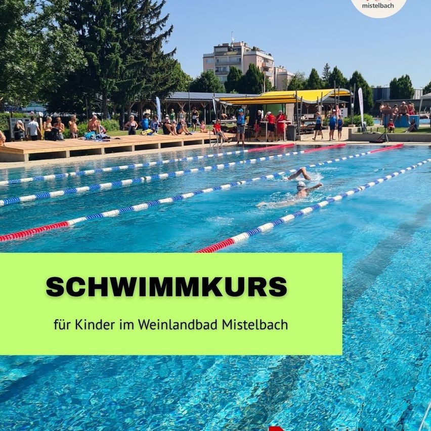 Ein Schwimmkurs für Kinder im Weinland Mistelbach, mit Schwimmern und Zuschauern an der Seite.