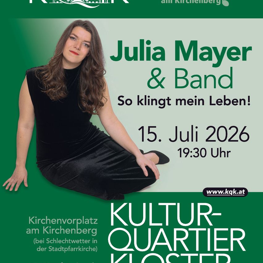 Plakat für Julia Mayer & Band. Frau in schwarzem Kleid sitzt auf grünem Hintergrund. Datum: 15. Juli 2026, 19:30 Uhr. Ort: Kirchenvorplatz am Kirchenberg. Webseite: www.kgk.at.