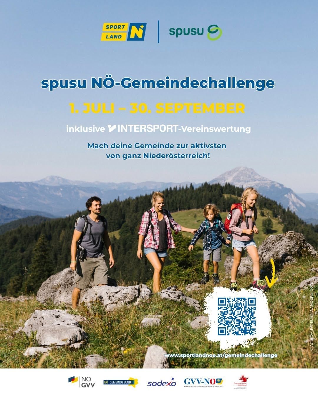 Eine Familie wandert in den Bergen, ein QR-Code und der Text 'spusu NO-Gemeindechallenge' auf Deutsch. Sie haben Rucksäcke und genießen die Aussicht.