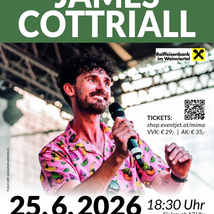 Plakat für James Cottrall mit einem lächelnden Mann, der ein Mikrofon hält, einem QR-Code und dem Datum 25.6.2026 um 18:30. Ticketinformationen sind für shop.eventjet.at/mima verfügbar.