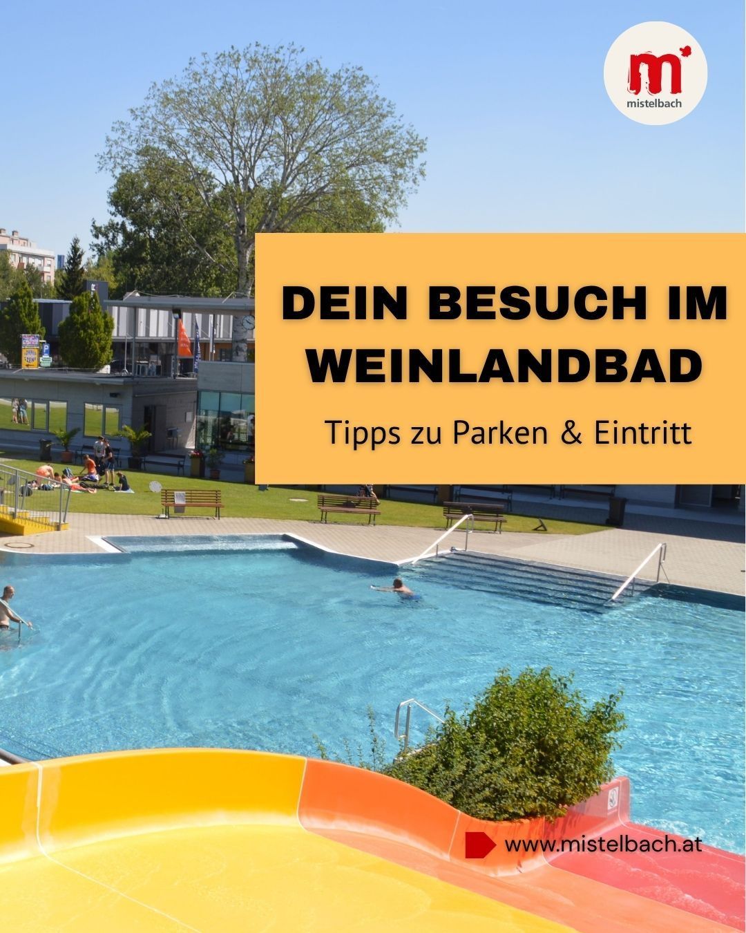 Ein Schwimmbad mit einer Wasserrutsche, einer schwimmenden Person und Leuten, die um das Becken herumlaufen. Im Hintergrund befinden sich Gebäude und Bäume.