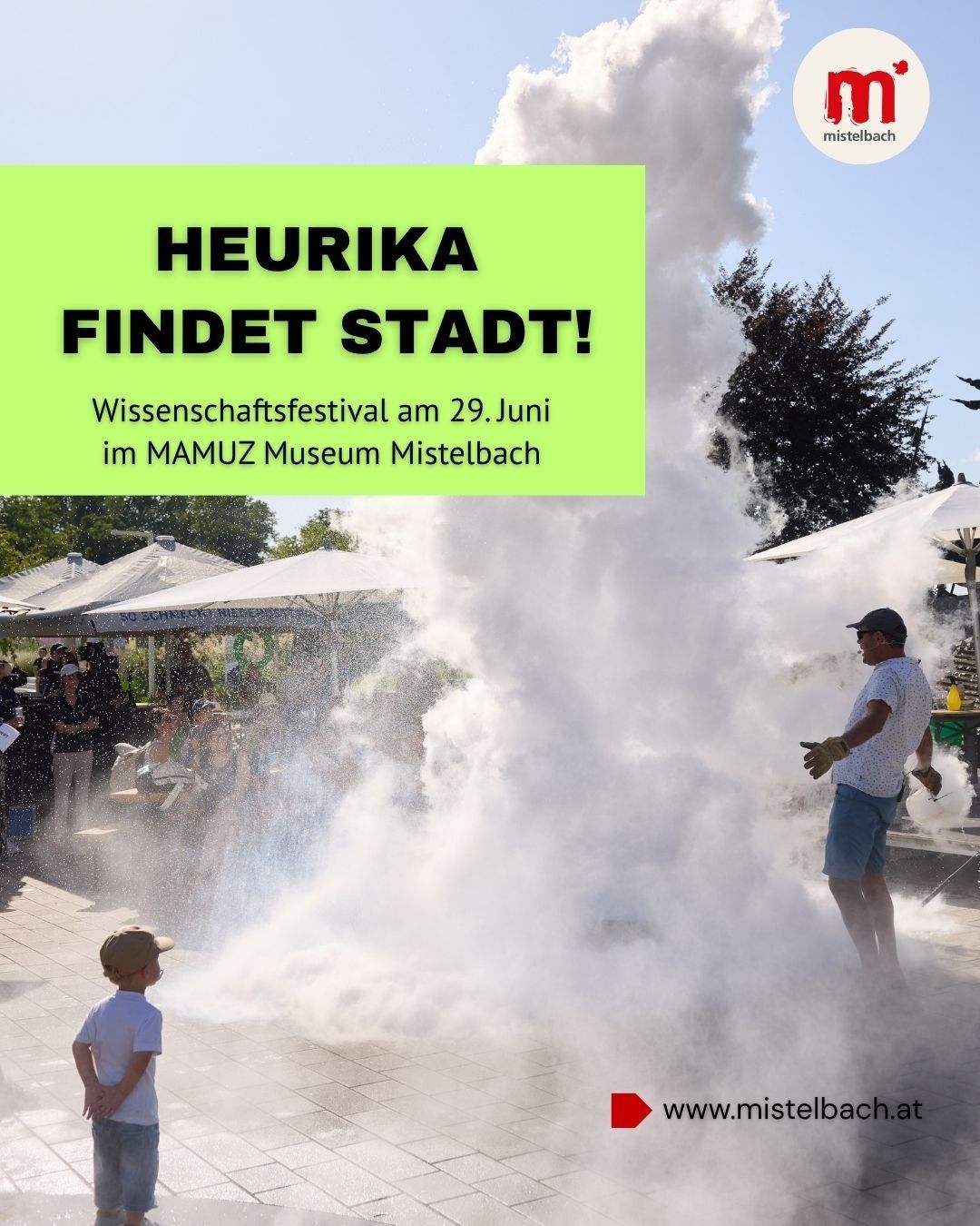 Ein Wissenschaftsfestival findet am 29. Juni im MAMUZ Museum in Mistelbach statt. Ein Mann mit Handschuhen hält ein rauchendes Objekt vor einem Kind.