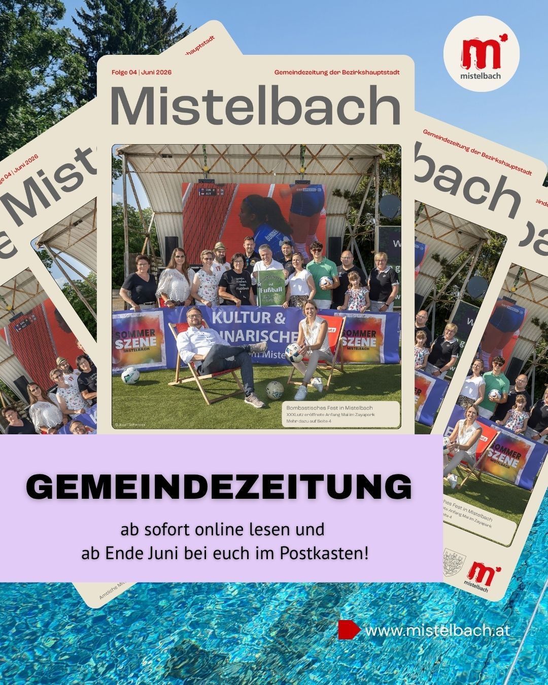 Eine Gruppe von Menschen in einem Park mit einem Banner mit der Aufschrift 'Mistelbach' und 'Sommerszene'. Ein Online-Gemeinde-Newsletter von Mistelbach ist jetzt verfügbar und wird Ende Juni per Post verschickt.