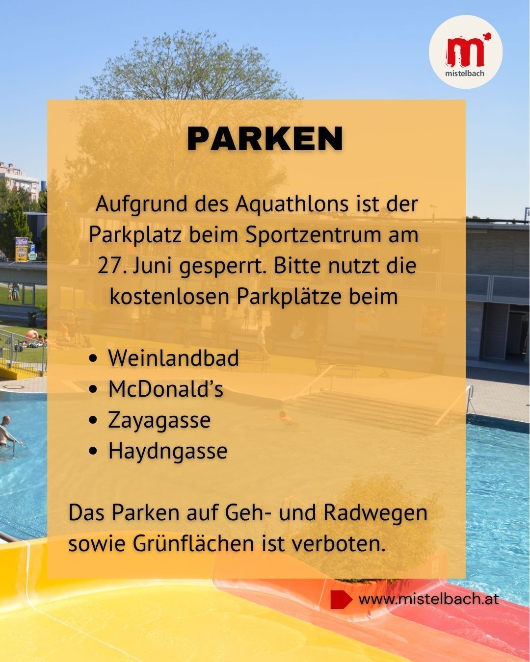 Ein Plakat informiert, dass der Parkplatz beim Sportzentrum am 27. Juni wegen des Triathlons gesperrt ist. Kostenlose Parkplätze stehen bei Weinlandbad, McDonald's, Zayagasse und Haydngasse zur Verfügung. Das Parken auf Geh- und Radwegen sowie Grünflächen ist verboten.