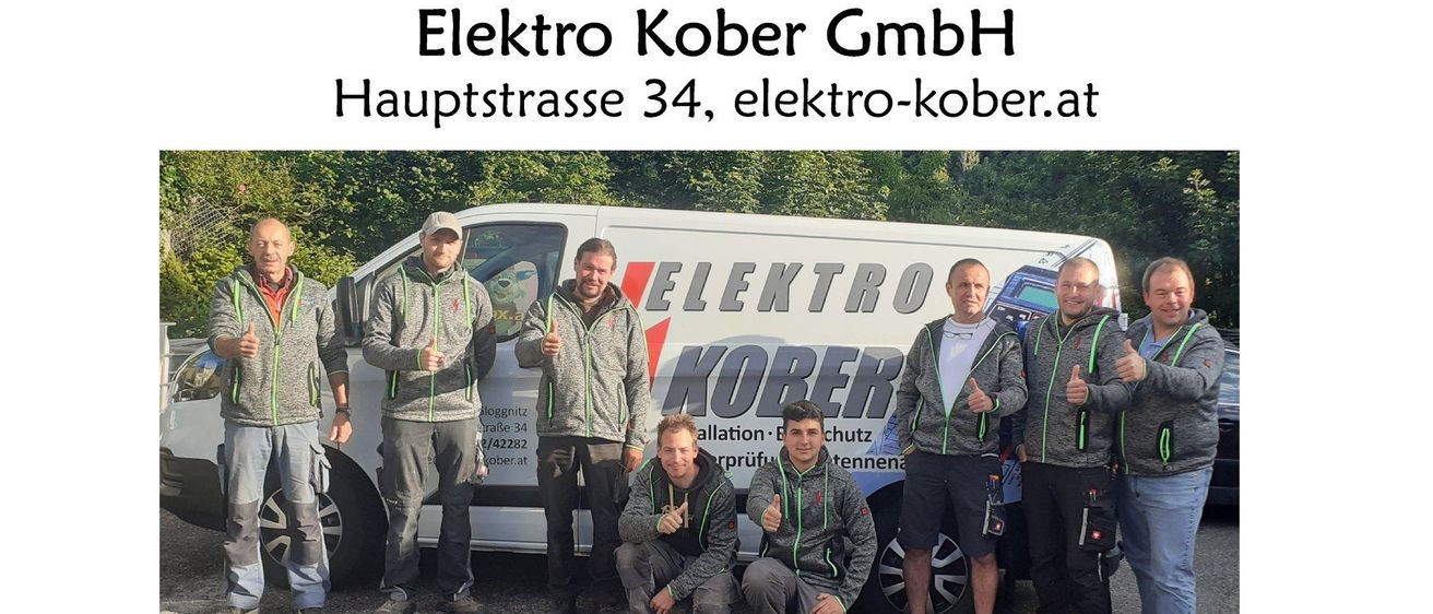 Eine Gruppe von Elektrikern posiert für ein Foto vor einem Van mit der Aufschrift Elektro Kober GmbH.
