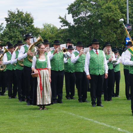 Bild enthält, People, Person, Group Performance, Music Band, Adult, Female, Woman, Male, Man, Horn